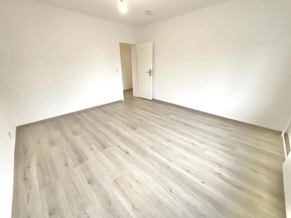 Große 4 Zimmerwohnung frisch für Sie renoviert