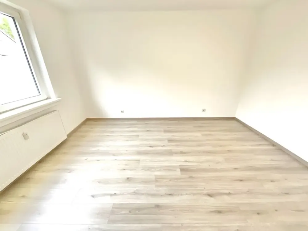 Große 4 Zimmerwohnung frisch für Sie renoviert