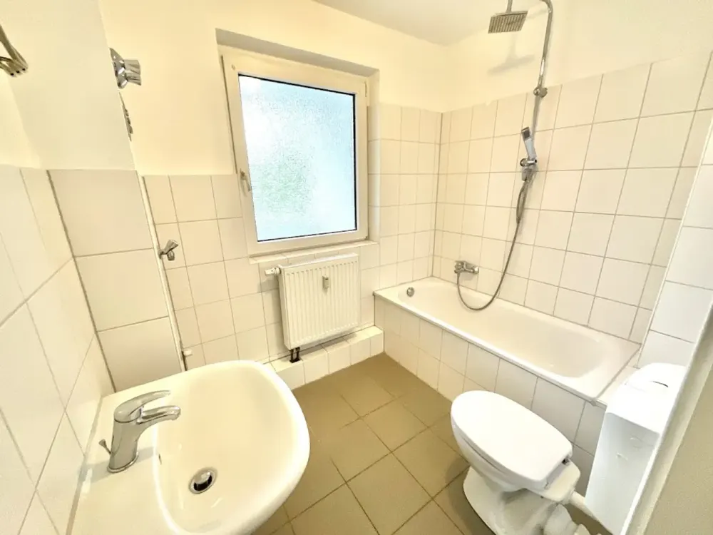 Große 4 Zimmerwohnung frisch für Sie renoviert