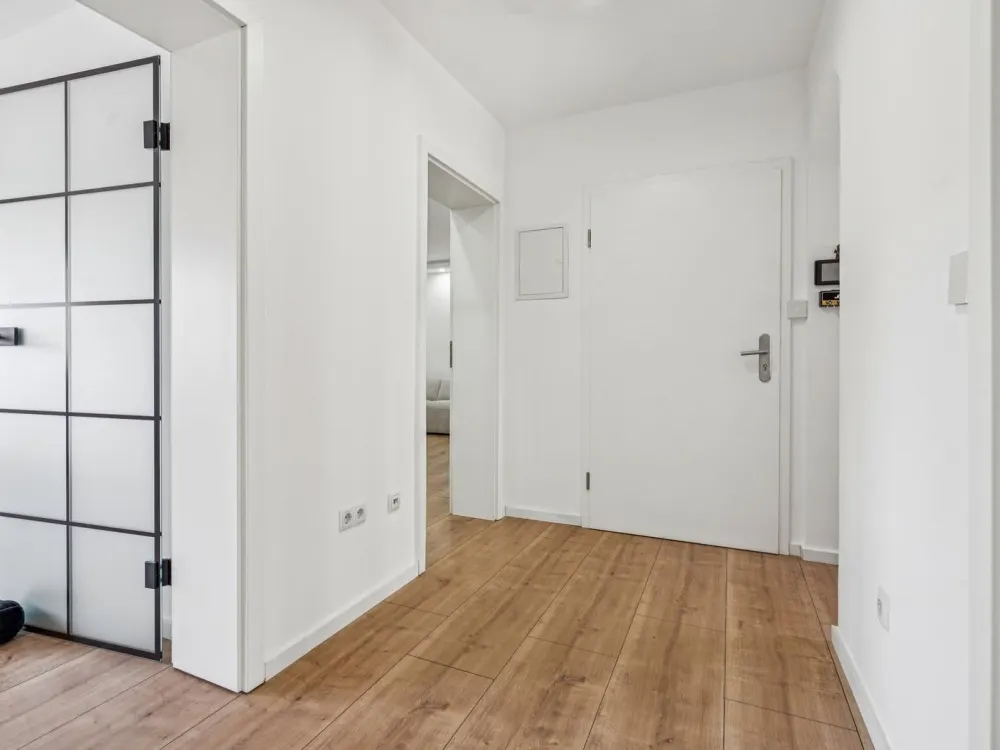 Stilvoll wohnen in Sachsenhausen, voll möblierte, hochwertig modernisierte Drei-Zimmer-Wohnung mit zwei Balkonen