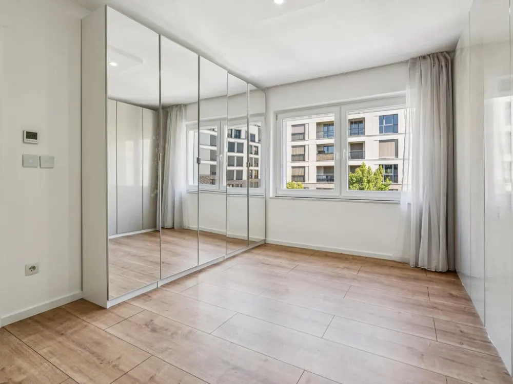 Stilvoll wohnen in Sachsenhausen, voll möblierte, hochwertig modernisierte Drei-Zimmer-Wohnung mit zwei Balkonen