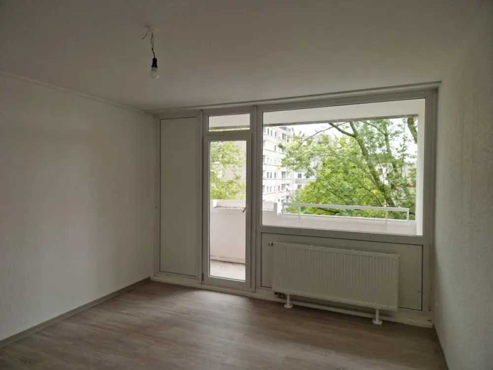 Nimm mich! Komplett renovierte 2-Zimmer-Wohnung mit Balkon!