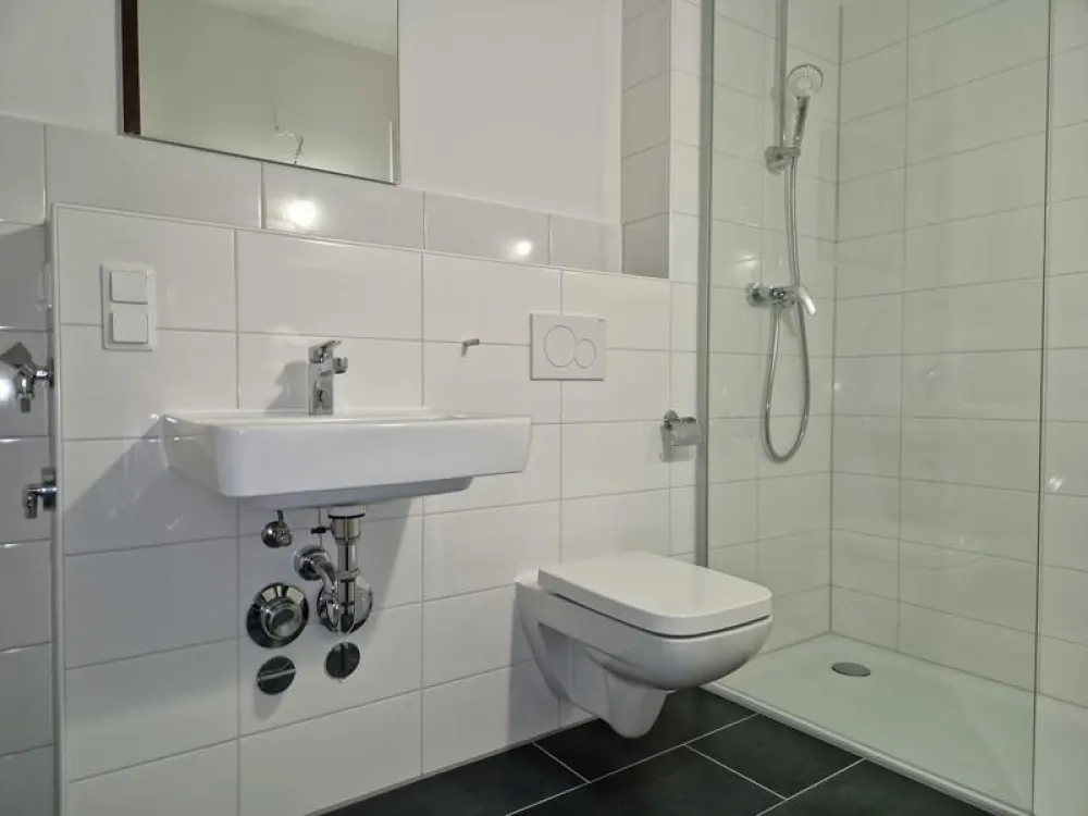 Nimm mich! Komplett renovierte 2-Zimmer-Wohnung mit Balkon!