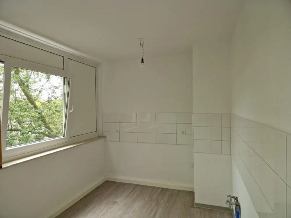 Nimm mich! Komplett renovierte 2-Zimmer-Wohnung mit Balkon!