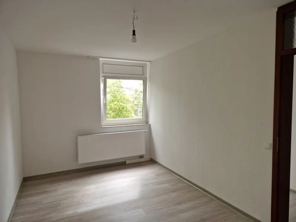 Nimm mich! Komplett renovierte 2-Zimmer-Wohnung mit Balkon!