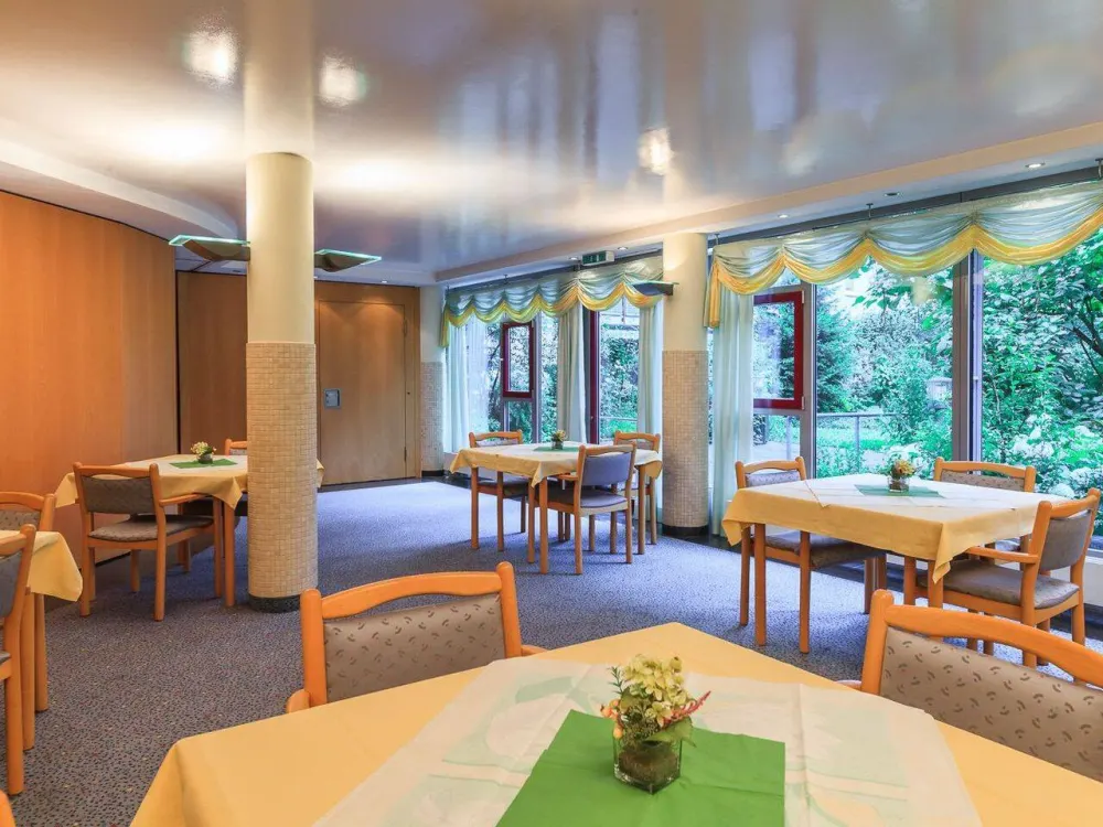 Modernisierte 2-Zimmer-Wohnung mit Balkon im Seniorenwohnpark Neulichtenhof - Blick ins Grüne