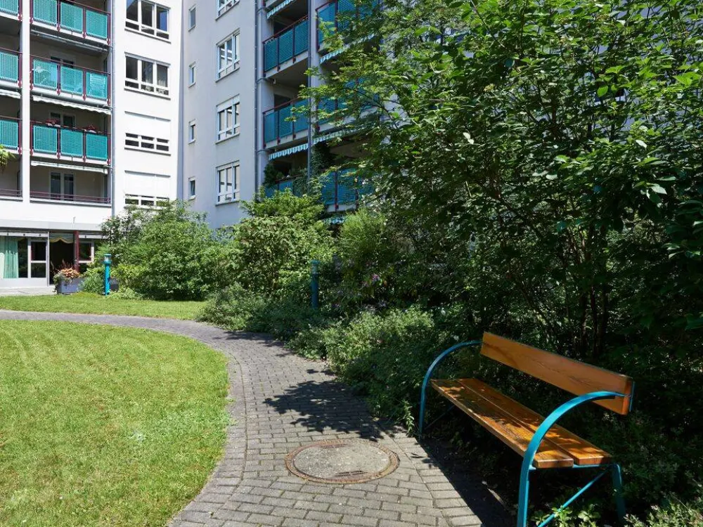 Modernisierte 2-Zimmer-Wohnung mit Balkon im Seniorenwohnpark Neulichtenhof - Blick ins Grüne
