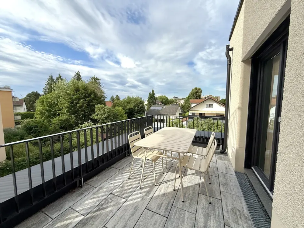 Beautiful, sunny and high-quality furnished 2-room apartment with 3 balconies