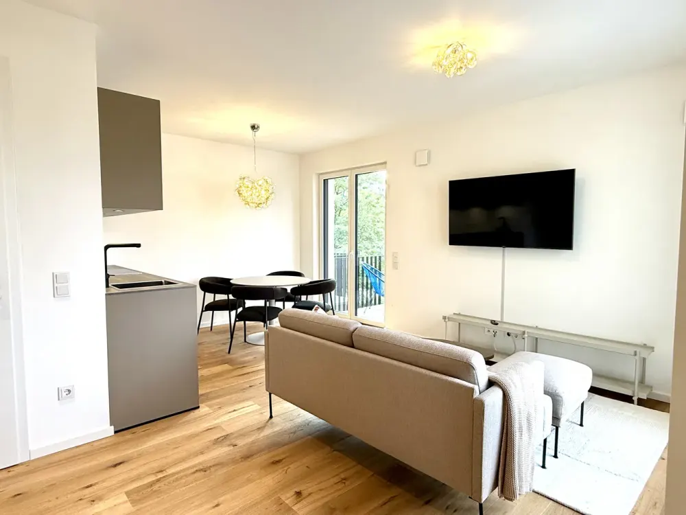 Beautiful, sunny and high-quality furnished 2-room apartment with 3 balconies