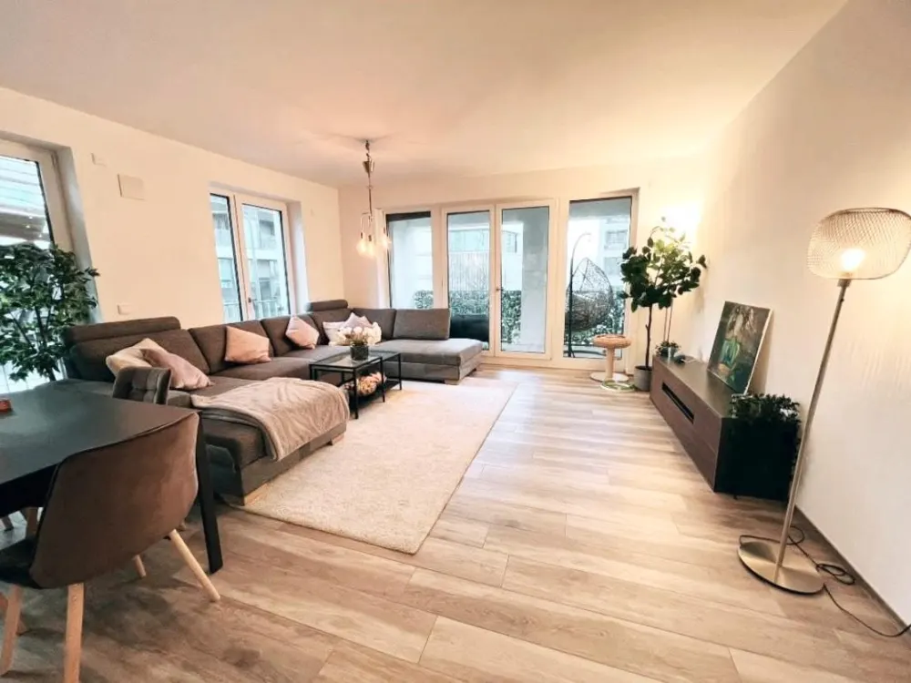 Luxus 71m² Hochhaus im Henninger Turm | Balkon & Stadtblick