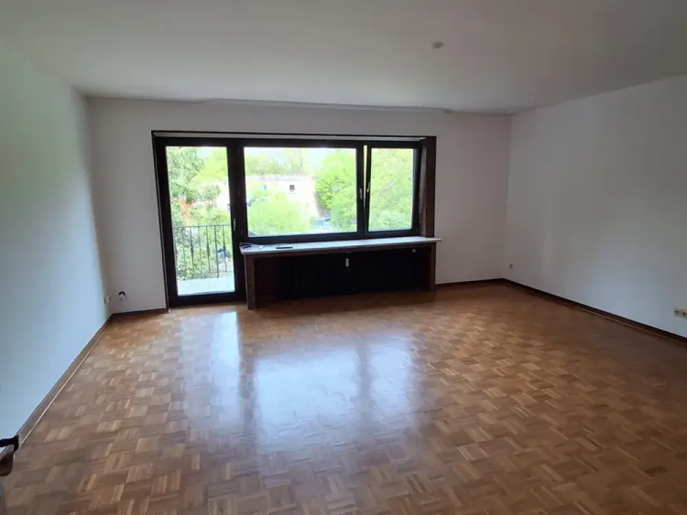 Schöne und geräumige 3 Zimmer Wohnung mit großem Balkon!