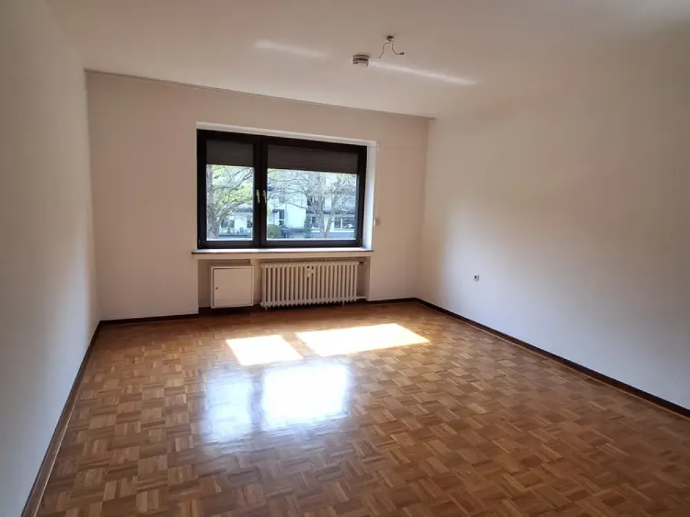 Schöne und geräumige 3 Zimmer Wohnung mit großem Balkon!