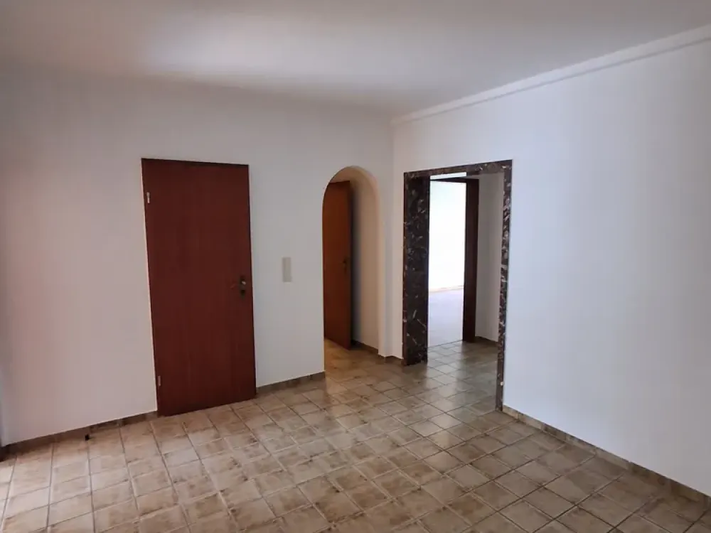 Schöne und geräumige 3 Zimmer Wohnung mit großem Balkon!