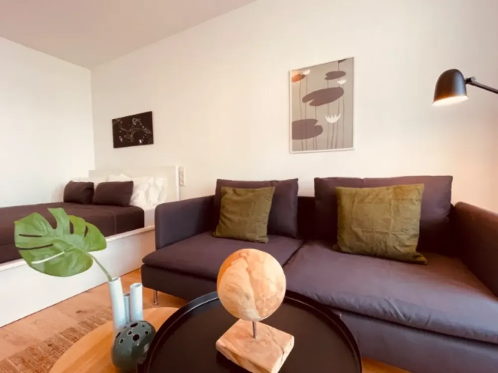 Hochwertig sanierte & möblierte Wohnung mit Balkon