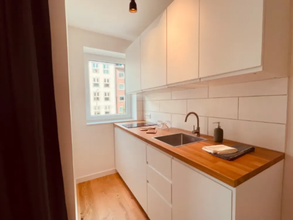 Hochwertig sanierte & möblierte Wohnung mit Balkon