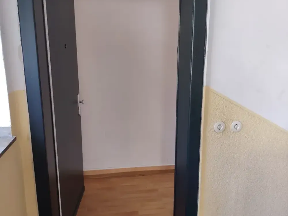 4-Zimmer Wohnung im 1.OG mit Aufzug, Küche, Bad und Süd-Balkon