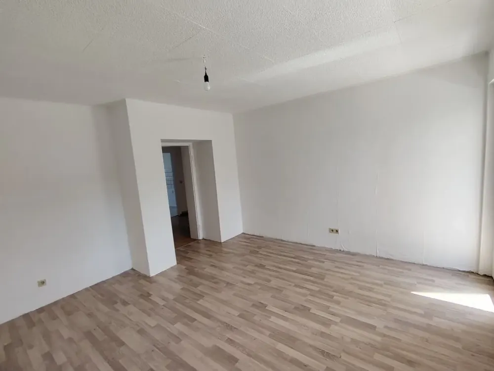 4-Zimmer Wohnung im 1.OG mit Aufzug, Küche, Bad und Süd-Balkon