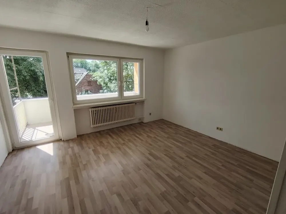 4-Zimmer Wohnung im 1.OG mit Aufzug, Küche, Bad und Süd-Balkon