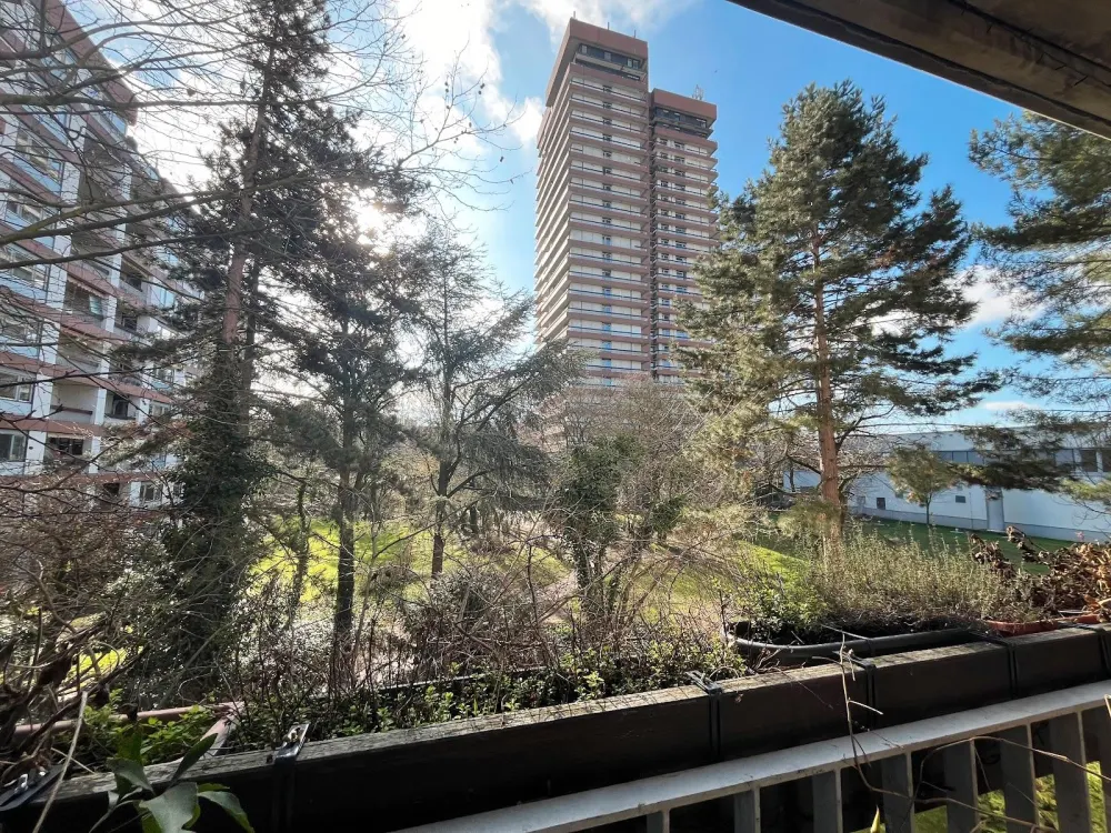 Wohnen im Grünen! Modernisierte, helle 3-Zimmer-Wohnung + Süd-Balkon, neues Bad, Abstellraum, Aufzug