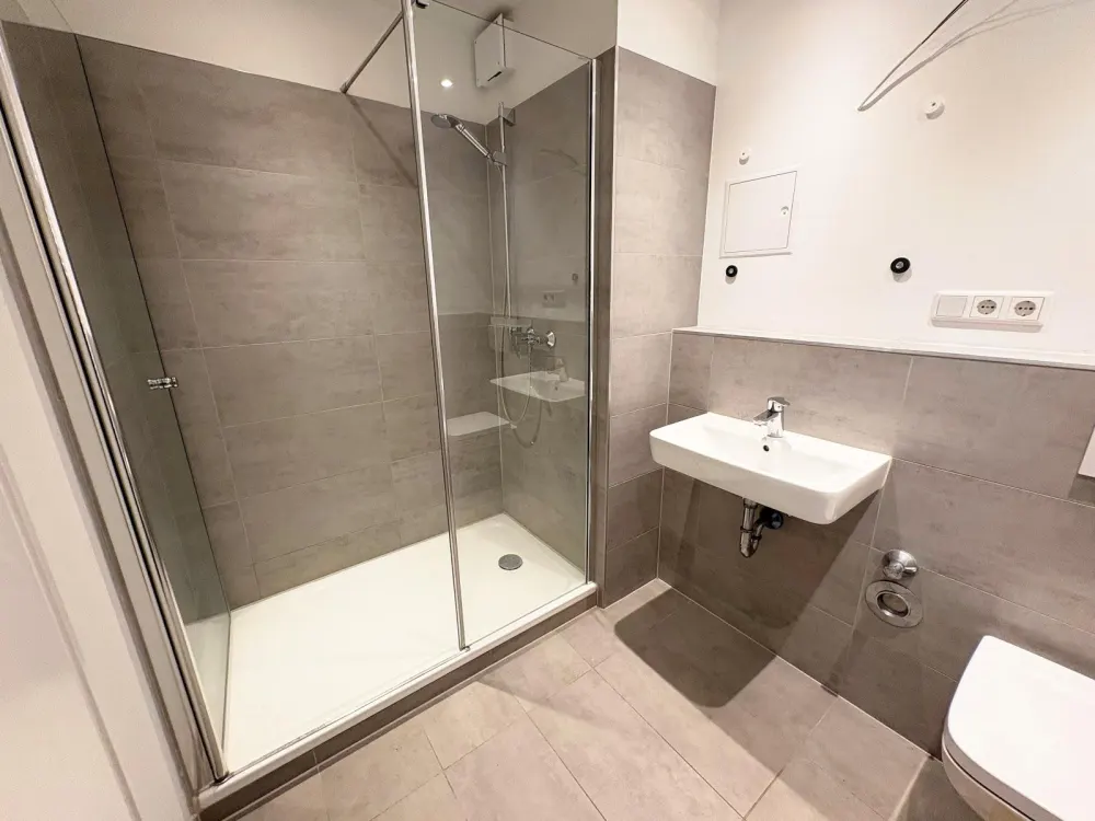 Wohnen im Grünen! Modernisierte, helle 3-Zimmer-Wohnung + Süd-Balkon, neues Bad, Abstellraum, Aufzug