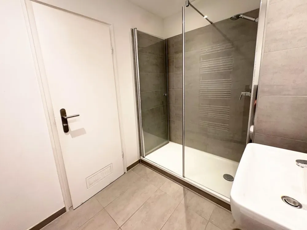 Wohnen im Grünen! Modernisierte, helle 3-Zimmer-Wohnung + Süd-Balkon, neues Bad, Abstellraum, Aufzug