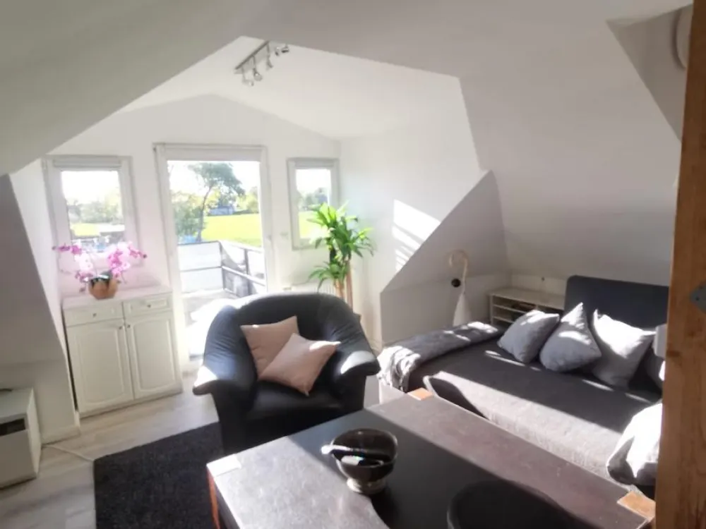 Möbl. Dach-Apartment, Terrasse, 5 Min AKN & Bus 5, von privat