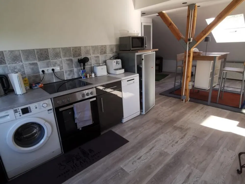 Möbl. Dach-Apartment, Terrasse, 5 Min AKN & Bus 5, von privat