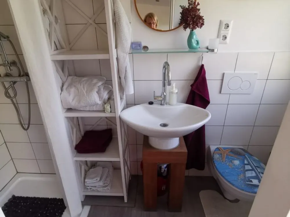 Möbl. Dach-Apartment, Terrasse, 5 Min AKN & Bus 5, von privat