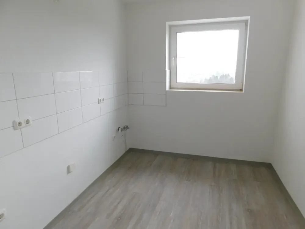 Wohnung mit Ausblick, neu renoviert mit Balkon!