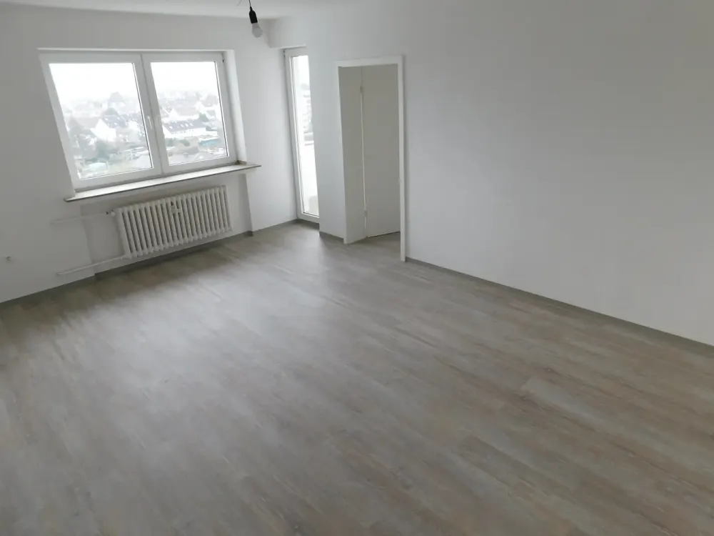 Wohnung mit Ausblick, neu renoviert mit Balkon!