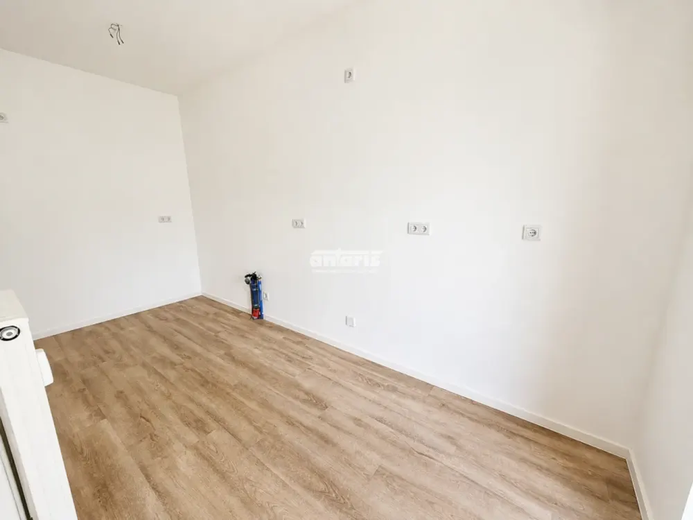Family-friendly 4-room apartment with balcony & two bathrooms