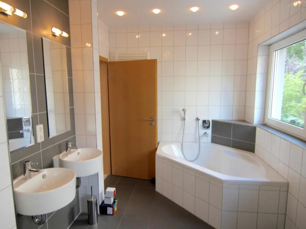 Luxeriös Wohnen in grüner HHL, Rand der Innenstadt mit Garten und PKW Stpl.