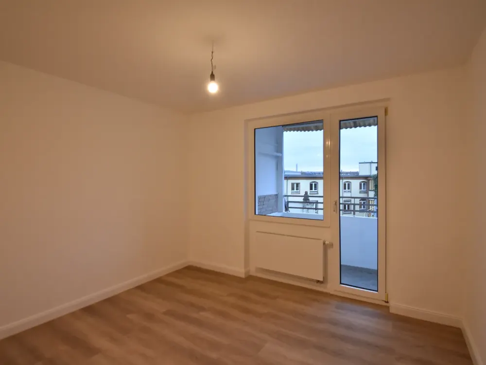 ERSTBEZUG nach Sanierung! Zentrale 2-Zi-Whg mit Balkon