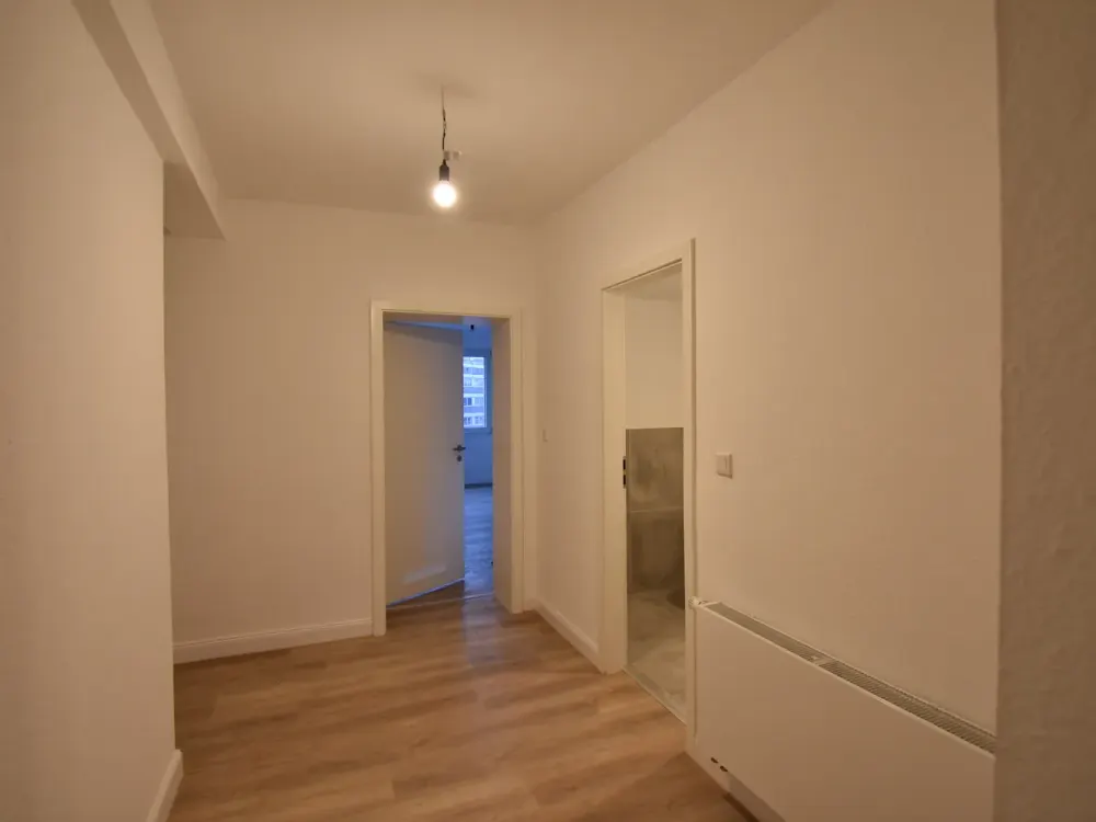 ERSTBEZUG nach Sanierung! Zentrale 2-Zi-Whg mit Balkon