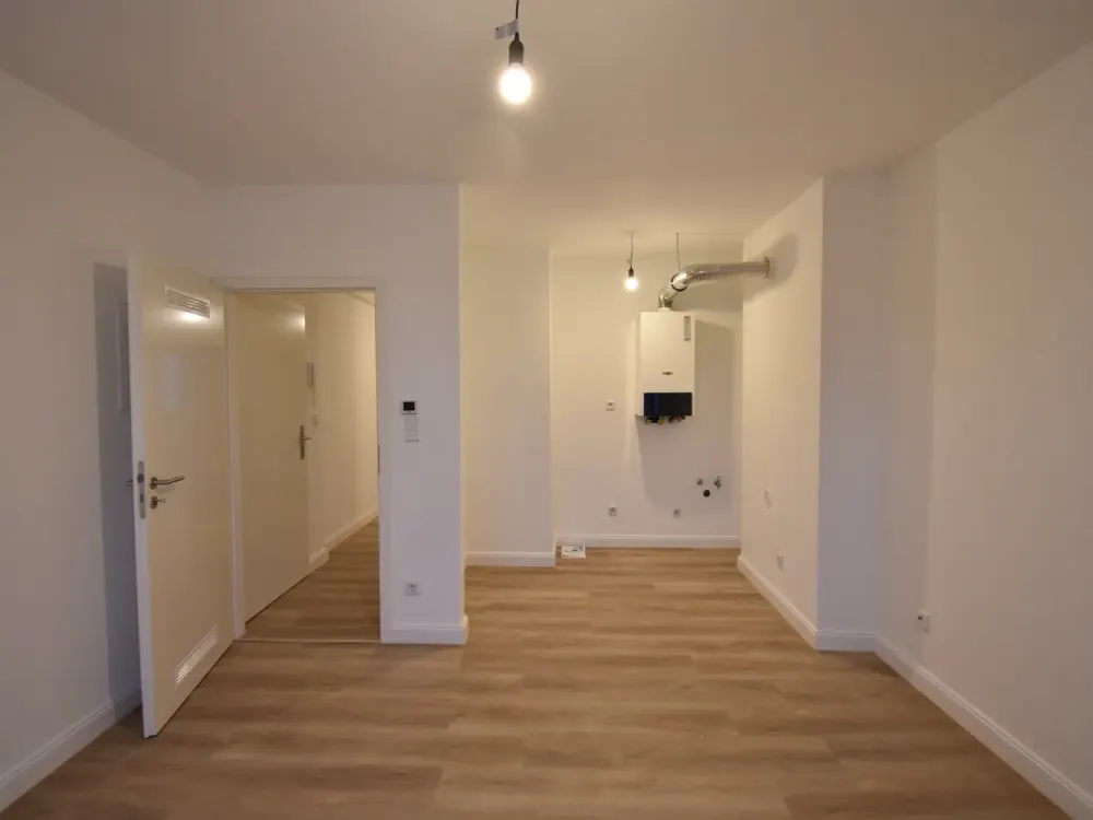 ERSTBEZUG nach Sanierung! Zentrale 2-Zi-Whg mit Balkon