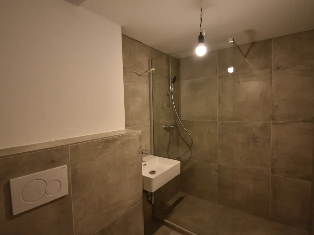 ERSTBEZUG nach Sanierung! Zentrale 2-Zi-Whg mit Balkon