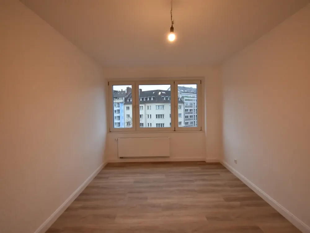 ERSTBEZUG nach Sanierung! Zentrale 2-Zi-Whg mit Balkon
