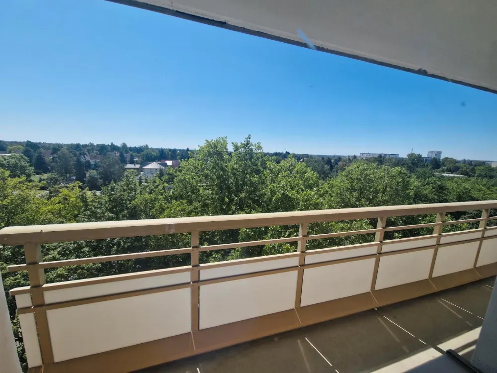 **2 KM FREI**3-Zimmer-Wohnung // DG // Balkon // Bad mit Dusche // ab 15.09.2026