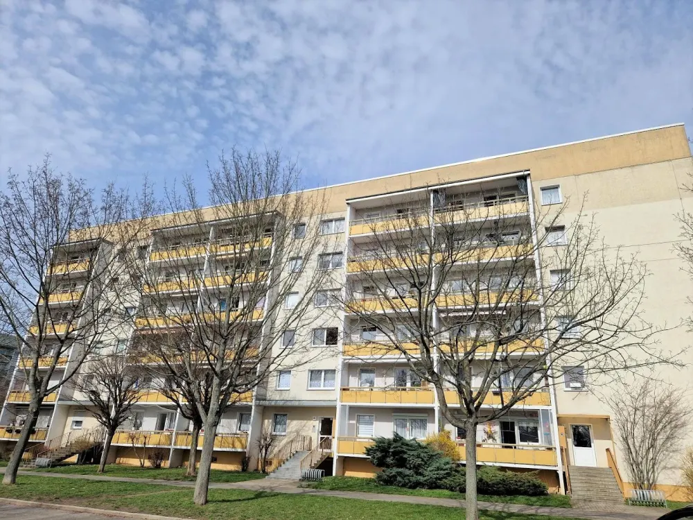 **2 KM FREI**3-Zimmer-Wohnung // DG // Balkon // Bad mit Dusche // ab 15.09.2026