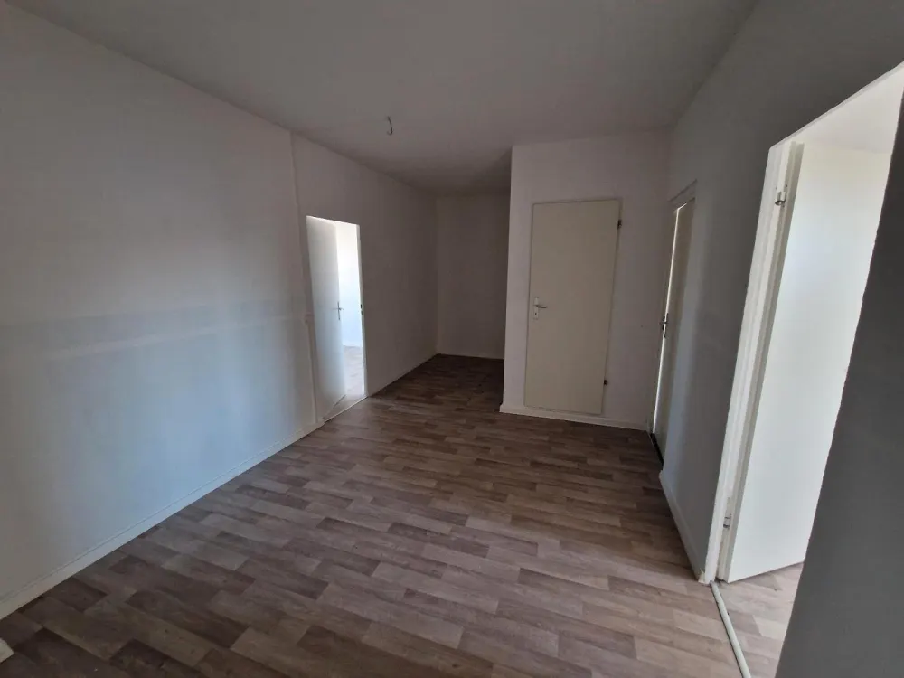 **2 KM FREI**3-Zimmer-Wohnung // DG // Balkon // Bad mit Dusche // ab 15.09.2026