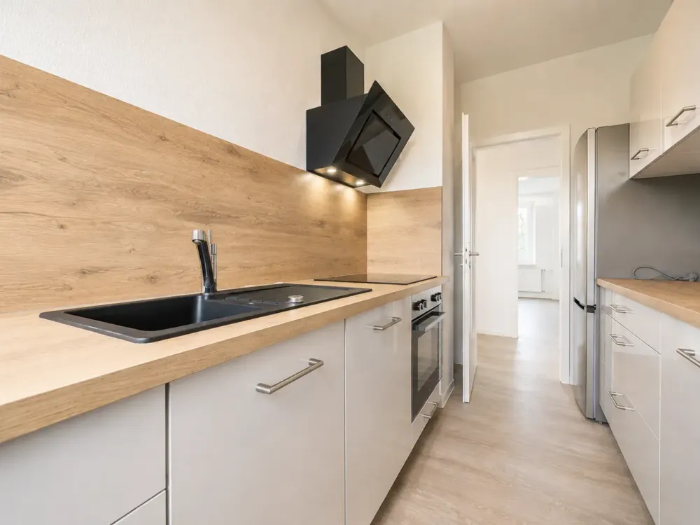 Neu Sanierte 4-RW * 3. OG * moderne EBK * Balkon * Tageslichtbad mit Wanne & WMA * zentral * TOP