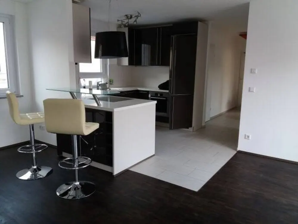 PENTHOUSE 3 1/2-Zimmer, für gehobene Ansprüche, modern, viele Extras, 1a-EBK, Eh-Parkett, Fußbodenhzg, TG, zentrale Lage, zur Miete von privat!
