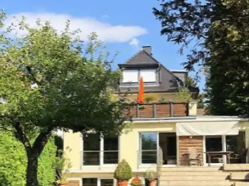 Schöne Maisonette Wohnung in 2-Familienhaus mit einem wunderschönen sehr großen Balkon