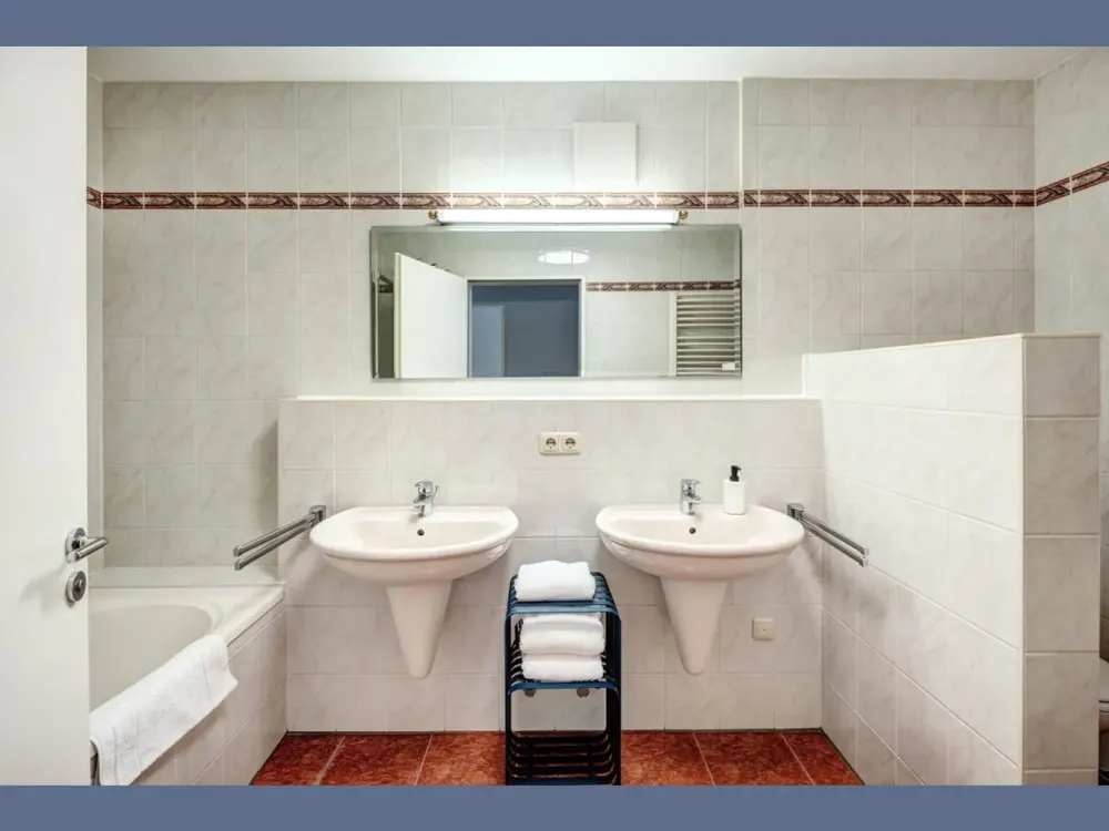 Furnished: Temporary Living in Prime Location Maxvorstadt