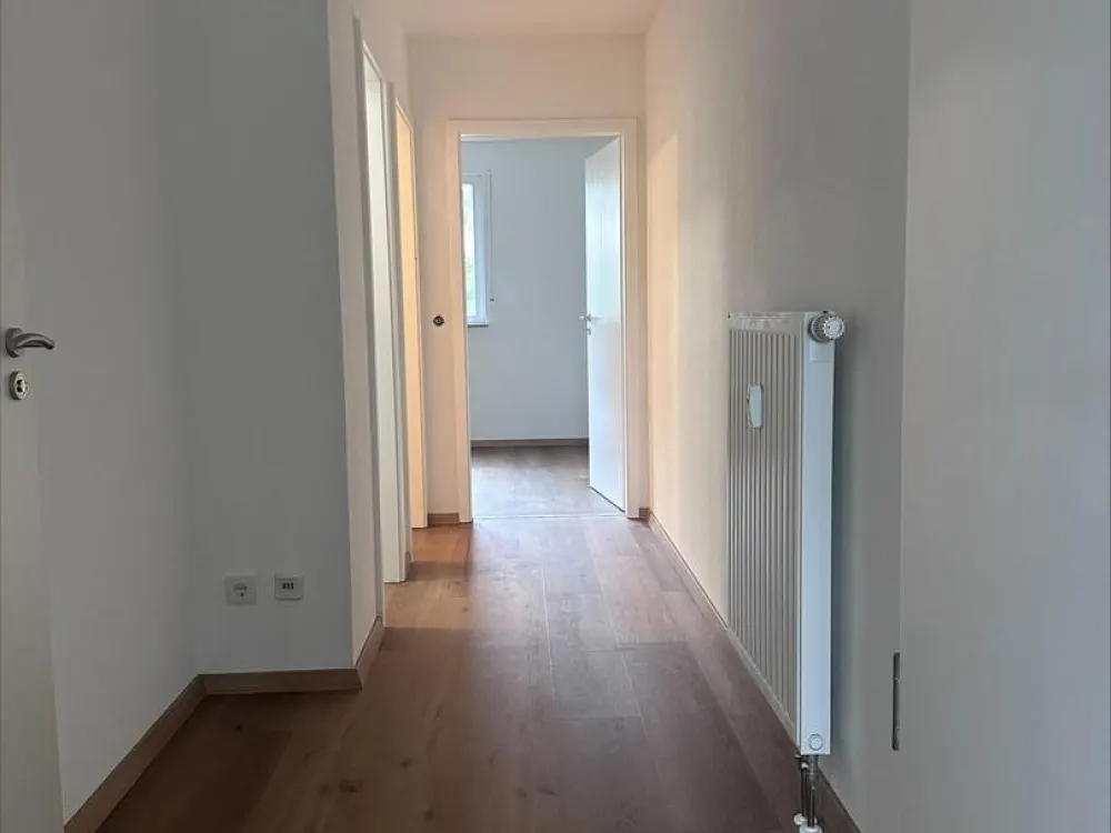 Komplett sanierte 3,5 Zimmer Wohnung mit Aufzug und Garage