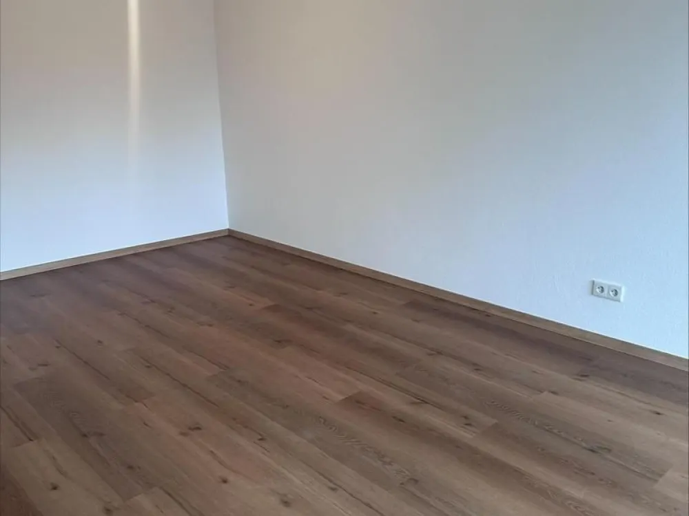 Komplett sanierte 3,5 Zimmer Wohnung mit Aufzug und Garage