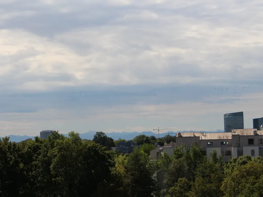 Lichtdurchflutete Wohnung mit 4 Balkonen in ruhiger Grünlage in Bogenhausen!