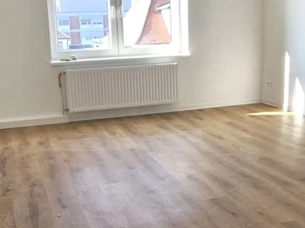 Renoviert, 3 Zimmer Wohnung mit eigenen Gartengrundstück
