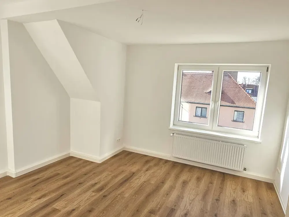 Renoviert, 3 Zimmer Wohnung mit eigenen Gartengrundstück
