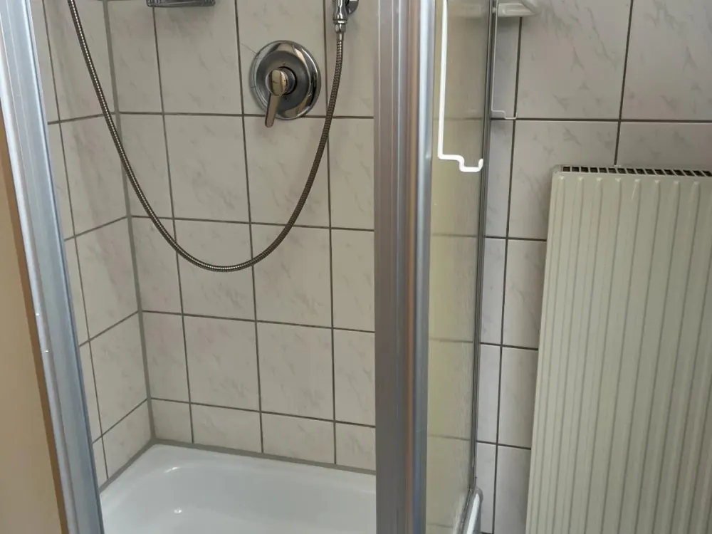 Kleine, praktische Single Wohnung mit Küche und Dusche zu vermieten